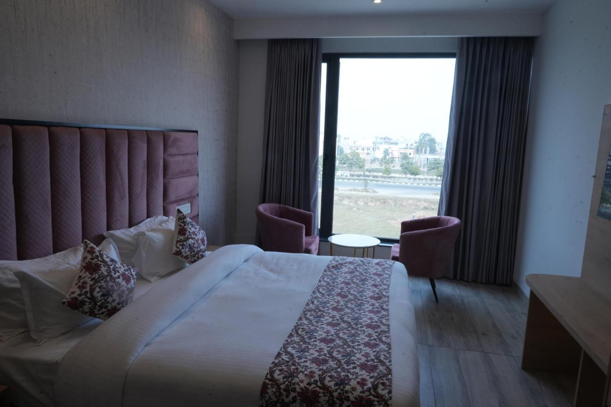 Acr Luxury Hotel Mohali Exterior photo