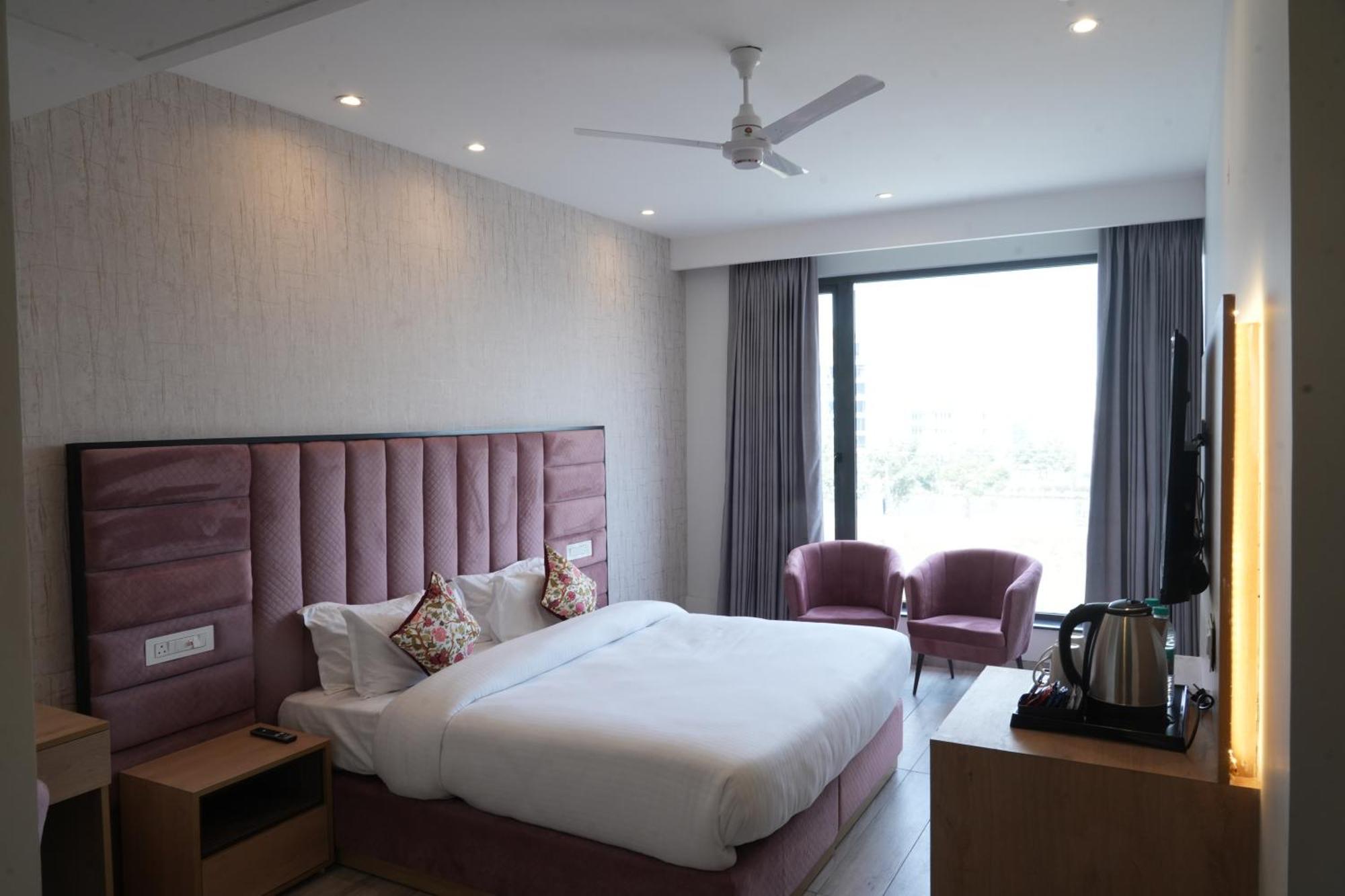 Acr Luxury Hotel Mohali Exterior photo